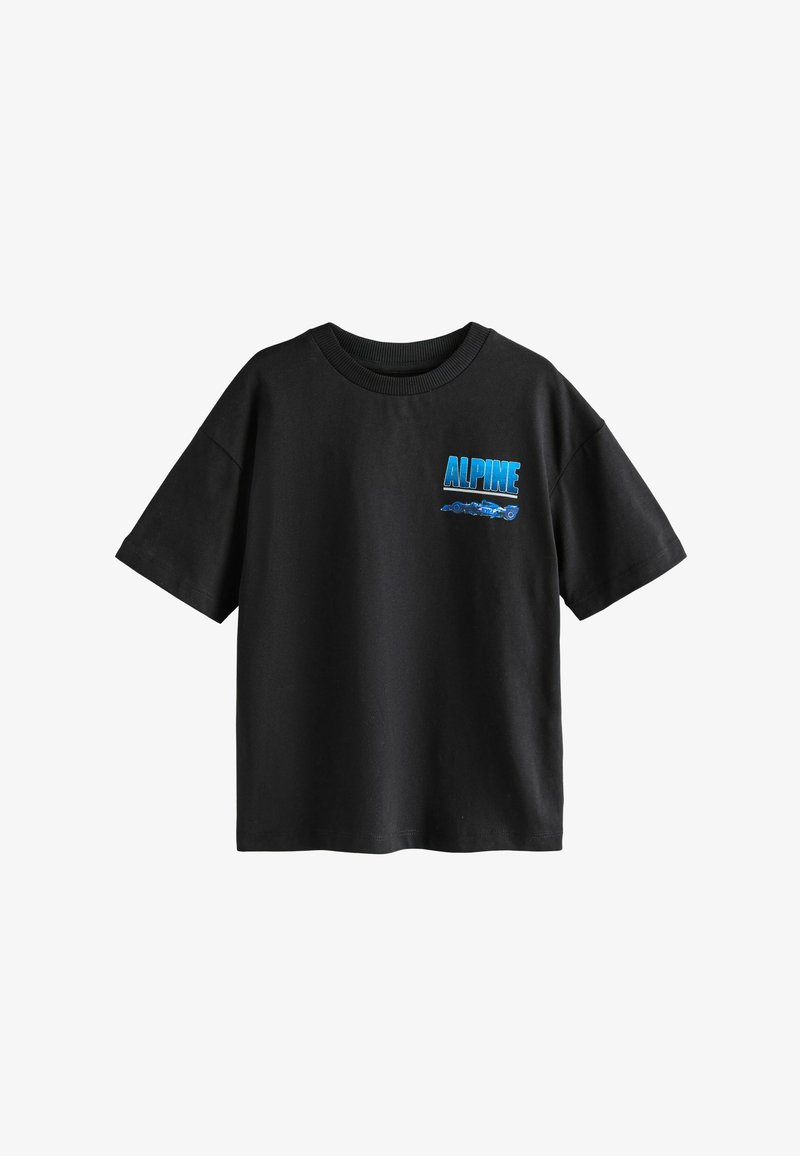 T-shirt nera a maniche corte con testo blu "ALPINE" e una piccola grafica blu di un'auto da corsa sul petto sinistro.