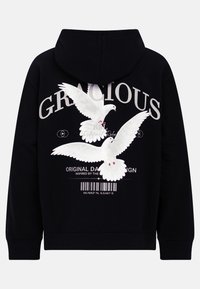 Felpa nera con cappuccio con un design sul retro con la parola "GRACIOUS" e colombe bianche, illustrazioni con texture e un elemento codice a barre.
