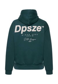 Grønn hettegenser med stor hvit tekst "Dpsze™," mindre trykk og elastiske mansjetter. Mykt materiale med en avslappet passform.