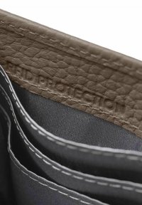 Cartera de cuero marrón con protección RFID, con un exterior texturizado, interior de tela gris y detalle de costura blanca.