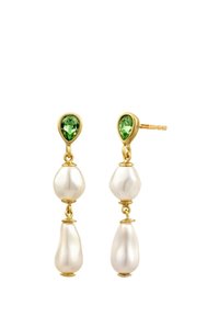 Goldene Ohrringe mit einem grünen Tropfenedelstein oben, an dem zwei unregelmäßige tropfenförmige weiße Perlen darunter hängen.