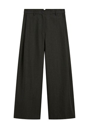 Pantaloni ampi grigio scuro con sottili righe verticali, chiusura frontale con bottone e zip, e tasche laterali.