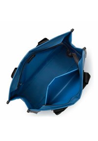 Borsa blu con un esterno liscio, chiusura con cerniera e tasche interne. Presenta manici neri e un rivestimento spazioso e texturizzato.