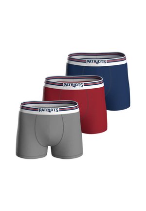 Drei Paare Boxershorts: grau, rot und marineblau; jede mit einem weißen Bund, der rote und blaue Streifen sowie das Logo "PATRIOTS" aufweist.