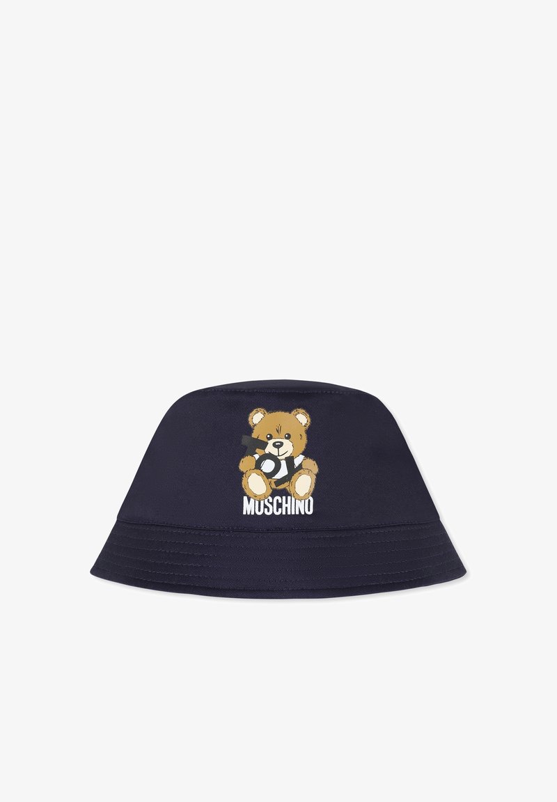 Cappello a secchiello blu navy realizzato in tessuto, con una grafica di un orso e il testo "MUSCHINO" sul davanti. Texture liscia con visiera cucita.