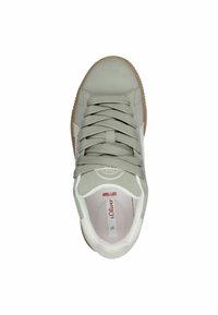 Graue Leder-Sneaker mit einer abgerundeten Zehenpartie, strukturierten grauen Schnürsenkeln, weißen Akzenten und einer braunen Gummisohle. Das Innenfutter besteht aus weichem Schaum.