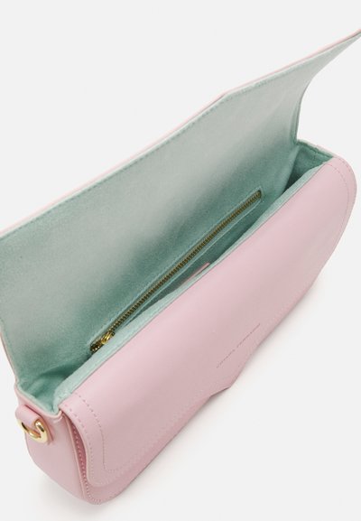 Borsa a tracolla in pelle rosa con un esterno liscio, una morbida fodera interna verde menta e una tasca con zip all'interno per una conservazione sicura.