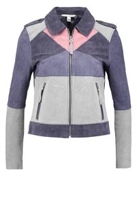 Veste en daim pour femme avec des blocs de couleur en violet, rose et gris, dotée d'une fermeture éclair frontale et de poches latérales zippées.