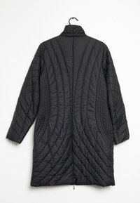 Manteau long noir matelassé avec un col montant, présentant un motif texturé et une fermeture éclair à l'avant. Conçu avec des manches longues et une coupe décontractée.