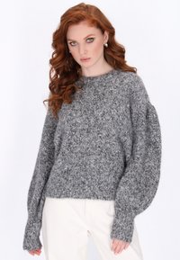 Grauer, strukturierter Pullover mit rundem Ausschnitt und voluminösen Ärmeln, ausgestattet mit gerippten Bündchen und einem leicht verkürzten Saum.
