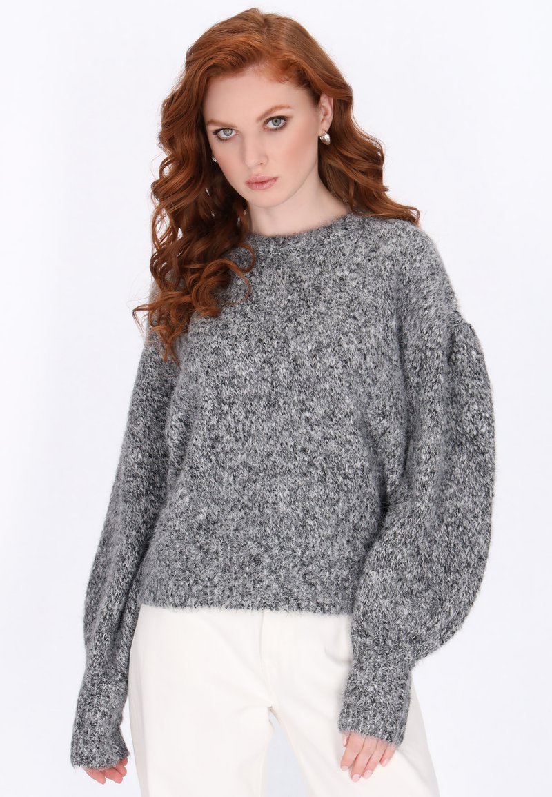 Grauer, strukturierter Pullover mit rundem Ausschnitt und voluminösen Ärmeln, ausgestattet mit gerippten Bündchen und einem leicht verkürzten Saum.