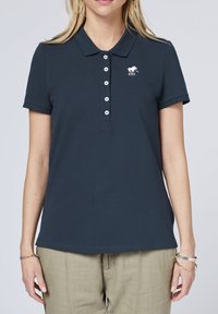 Marineblaues Poloshirt aus Baumwolle mit einem gerippten Kragen, Knopfleiste mit drei Knöpfen und einem kleinen Logo auf der Brust. Kurze Ärmel.