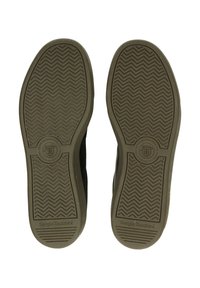 Tenisky Sergio Tacchini s gumovými podrážkami s vzorem rybí kosti a kulatým logem na patě. Převážně tmavá barva.