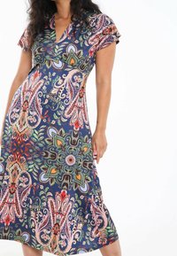 Robe à manches courtes bleu marine avec un motif paisley vibrant en nuances de rose, vert et orange. Design à col en V, tissu fluide, coupe longueur genou.