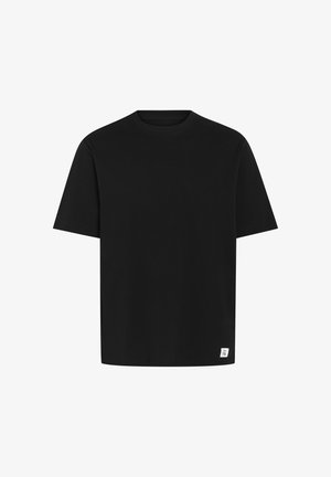 T-shirt noir en coton à manches courtes avec un col rond. Présente une petite étiquette de marque en bas. Design simple, texture douce.