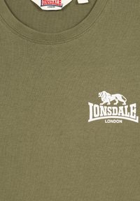 Olive zelené bavlnené tričko s bielym logom leva a nápisom "LONSDALE LONDON". Okrúhly výstrih a hladká, textúrovaná látka.