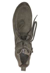 Zielone zamszowe buty z okrągłym noskiem, sznurowane, z widocznymi detalami szycia. Mają płaską podeszwę i miękką wyściółkę wewnętrzną.