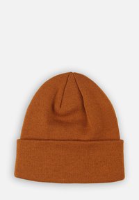 Bonnet en tricot couleur orange brûlé, avec une texture douce, un revers au bord et un haut effilé, idéal pour une tenue décontractée.