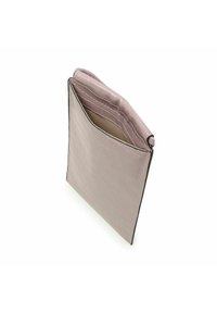 Krokodillemønstrets lyserøde clutch taske med en glat overflade, lynlåslukning og et åbent indre, der viser et neutralt foer.