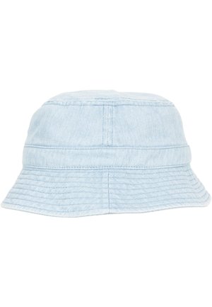 Bob en denim bleu clair avec des détails cousus et un bord incliné vers le bas.