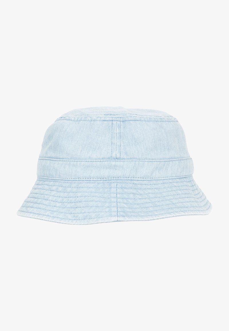 Bob en denim bleu clair avec des détails cousus et un bord incliné vers le bas.