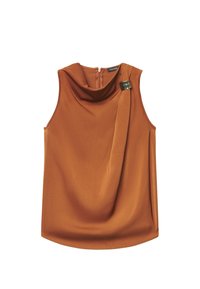 Top senza maniche con scollo a risvolto in tessuto arancione ruggine, con dettaglio di piega e accent decorativo in metallo vicino alla spalla. Chiusura con zip sul retro.