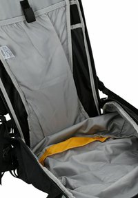 Mochila negra con un amplio compartimento principal desenfocado, que muestra el forro interior gris y un bolsillo interior amarillo, diseñada para organizar objetos.