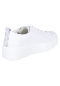 Sneaker bianco con tomaia sintetica liscia, lacci piatti e suola platform testurizzata. Presenta un tassello sul tallone di colore pastello con il marchio.