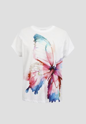 Hvid T-shirt med korte ærmer og et stort, farverigt akvarel sommerfugledesign i nuancer af pink, blå, lilla og rød på forsiden.