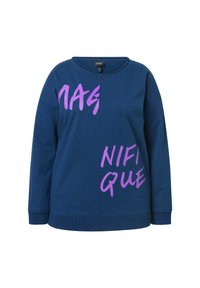 Felpa blu navy con testo sovradimensionato in viola che recita "MAGNIFIQUE" sul davanti. Tessuto morbido, scollatura rotonda e maniche lunghe.