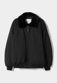 Svart bomberjacka med krage av konstfår, dragkedja fram, ribbstickade ärmslut och nederkant, samt två sidofickor. Slät tyg med matt yta.