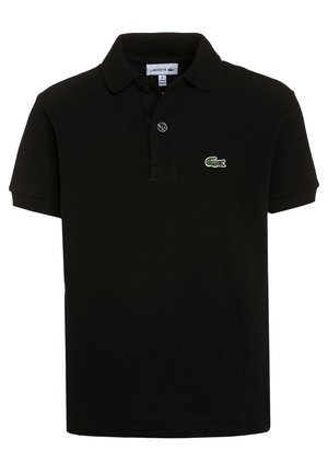 Czarna koszulka polo z krótkim rękawem, kołnierzykiem i dwoma guzikami, z małym zielonym logo krokodyla Lacoste na lewej piersi.