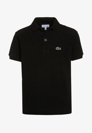 Polo noir à manches courtes avec col et deux boutons, avec un petit logo crocodile vert Lacoste sur la poitrine gauche.