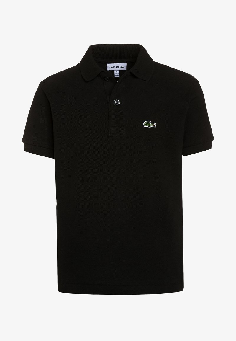 Polo noir à manches courtes avec col et deux boutons, avec un petit logo crocodile vert Lacoste sur la poitrine gauche.