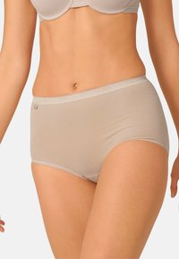 Mutande hipster in cotone beige con una texture liscia, cintura elasticizzata e delicata rifinitura in pizzo. Presenta un piccolo etichetta sul davanti.