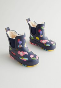 Vattentäta gummistövlar med marinblå bas, prydda med ett färgglatt blommönster och djurtryck. Fleecefoder och kontrasterande flerfärgade sulor.