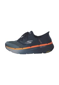 Scarpa da ginnastica navy con tomaia in rete traspirante, accenti arancioni e suola grigia spessa. Presenta lacci e il marchio "MAX CUSHION" sul lato.