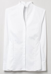 Vit skjorta med hög krage, långa ärmar och en slät, rynkbeständig yta. Har en framplacket och en skräddarsydd passform.