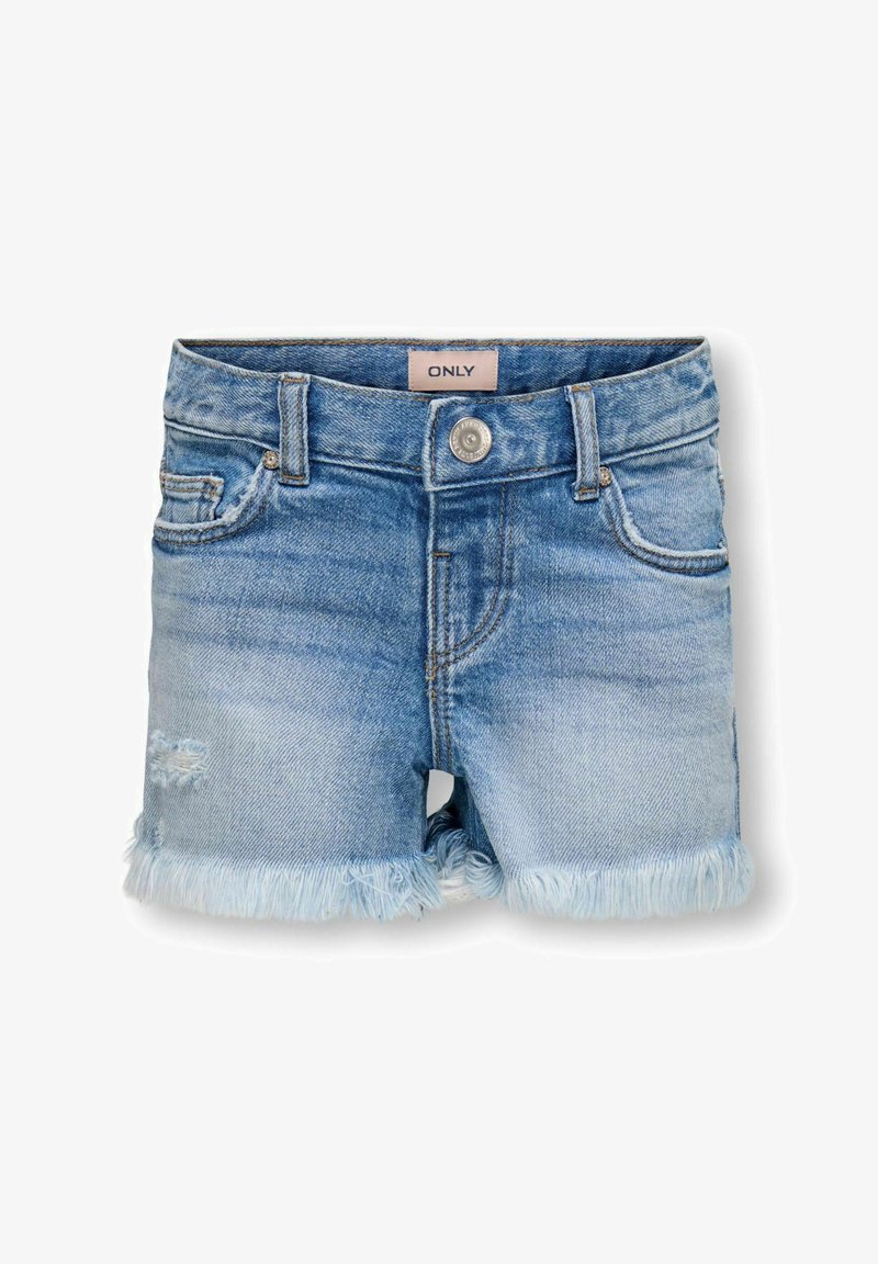 Lette blå denimshorts med en frynset kant, der har en frontlukkeknap, to forlommer og let slid på stoffet.