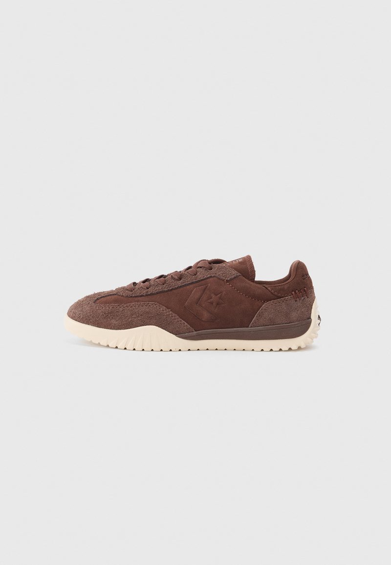Brązowe zamszowe sneakersy z teksturowaną górą, gumową podeszwą i wiązaniem. Posiadają logo gwiazdy z boku, minimalistyczny design.