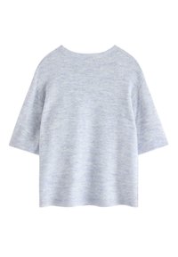 Lyseblå oversized sweater, strikket tekstur, korte ærmer, rund halsudskæring, ribbet kant, glat stof med subtil farvevariation.