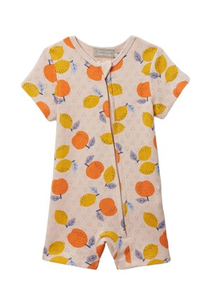 Combinaison à manches courtes en tissu doux, avec un fond rose orné de motifs de fruits jaunes et orange, fermeture éclair et jambières courtes.
