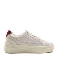 Sneakers bianchi in pelle con punta rotonda, sole piatto e accento rosso sul tallone. Presentano cuciture in tono e occhielli metallici per i lacci.