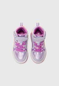 Zapatillas altas moradas con acentos metálicos, presentando cordones rosas, puntera perforada y correa ajustable. Forro interior texturizado.