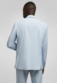Himmelblaues Sakko, einreihiges Design, glatte Textur, mit Reverskragen, dezentes Muster, mit Knöpfen an den Manschetten und einem geschlitzten Rücken.