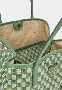 Borsa a tote verde con un motivo geometrico, dotata di dettagli in pelle liscia, ampio interno e scomparto con zip, foderata con logo.