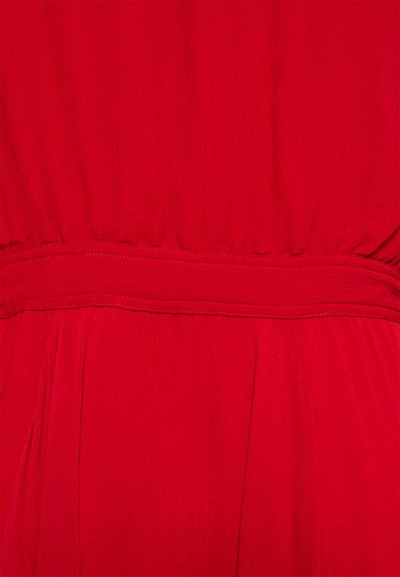 Vestido vermelho com um tecido macio e texturizado. Apresenta uma cintura elástica e uma saia fluida. Superfície lisa com costuras e detalhes mínimos.