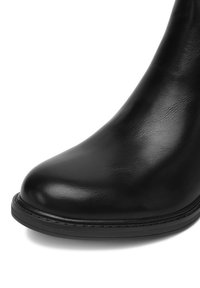 Čierna kožená členková topánka s okrúhlou špičkou a hladkým povrchom. Obsahuje jemné šitie pozdĺž podrážky pre lepší dizajn.