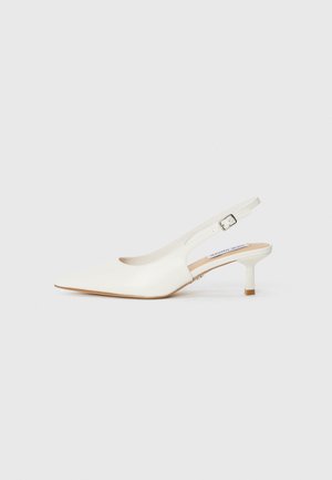Bele slingback petnice z ostrim nosom, izdelane iz gladke kože. Imajo tanek peto in zaponko za varen oprijem.