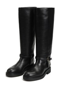 Czarne skórzane kozaki do kolan o gładkiej fakturze, zaokrąglonym nosku, pasku na kostce i niskim słupkowym obcasie. Widoczne detale szwów i metalowe akcenty.